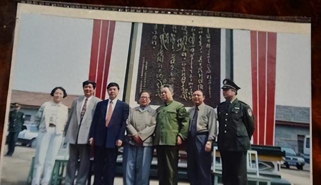 1996年李讷去河南考察，走到机关门口一眼认出：这是父亲的字