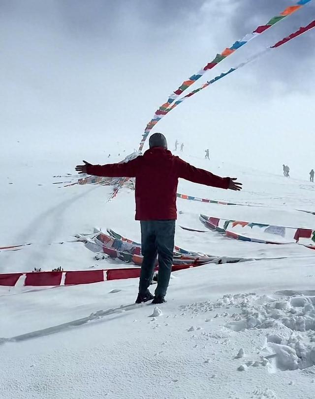 入秋的第一场雪来了！青海日月山、西藏纳木错等多地下雪，游客直呼：太美了