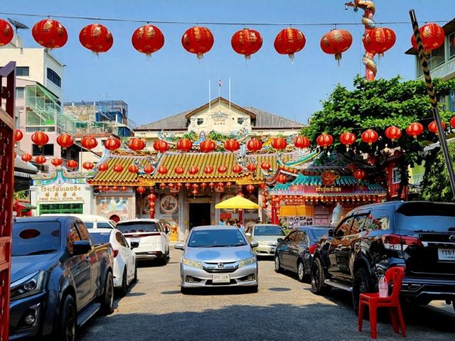 曼谷嵩越路灯光节启幕，百年香料街焕新颜，光影述历史