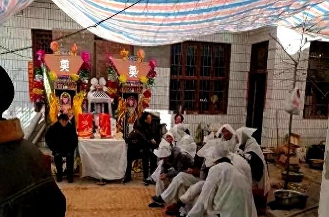 在“白事”上，女婿需要做些什么？别不知道，不然外人就会笑话