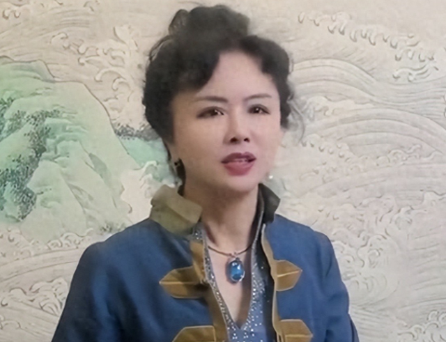 她一嫁演员祝延平，二嫁杜淳老爸杜志国，如今老了与儿子相依为命