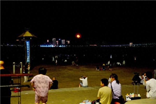 赤坎金沙湾：明月夜色引客来