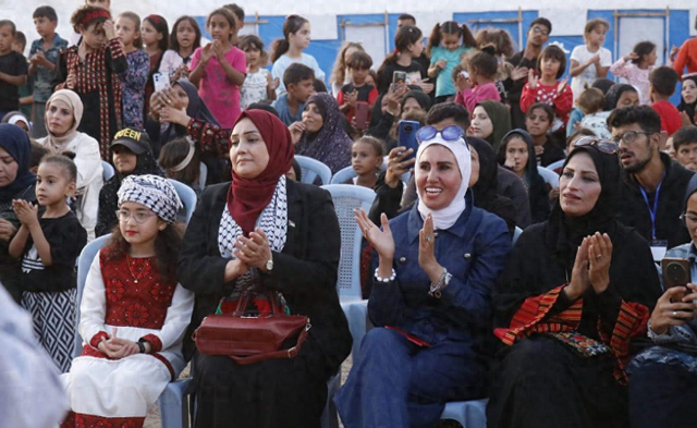 废墟搭帐篷办影展，加沙女性借光影，诉说战乱中的苦难与希望！