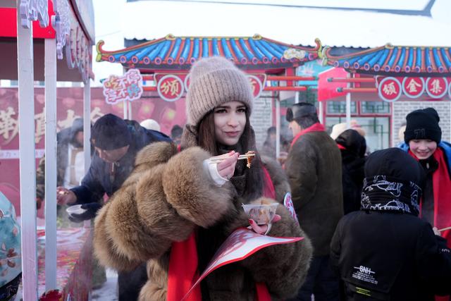 黑龙江黑河市爱辉区：中俄游客共品中国年味