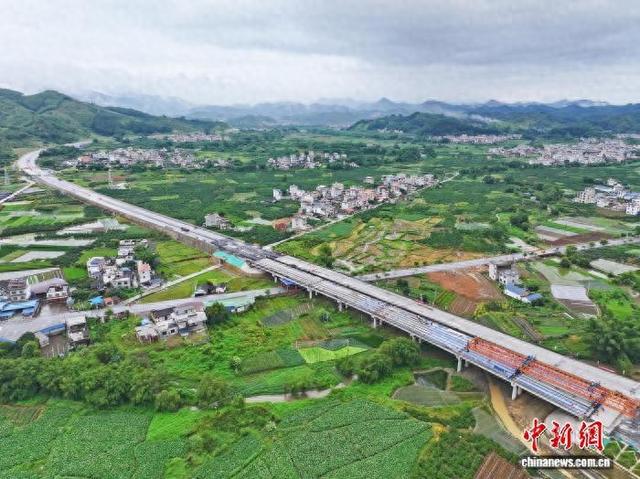 广西荔浦连线高速公路主线全线贯通 阳朔旅游再添便利