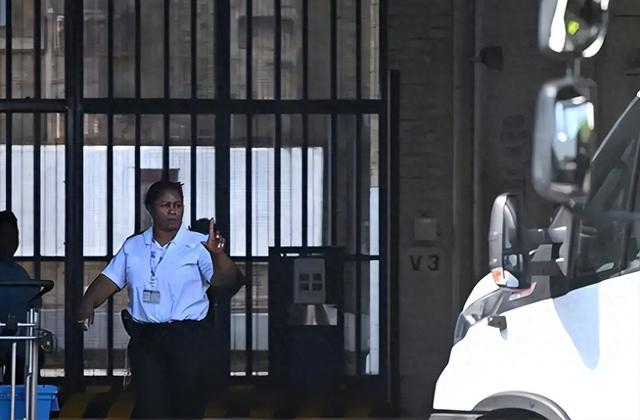 外籍重犯月内接连上演“胜利大逃亡”，公众安全沦为政治牺牲品？