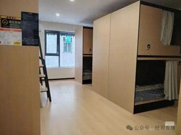 “20元一天”“禁止只穿内裤走动”，12人一间的青旅走红