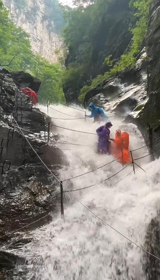 南太行著名徒步路线“一线天”突发山洪，驴友涉险通过，专业领队提醒谨慎前往