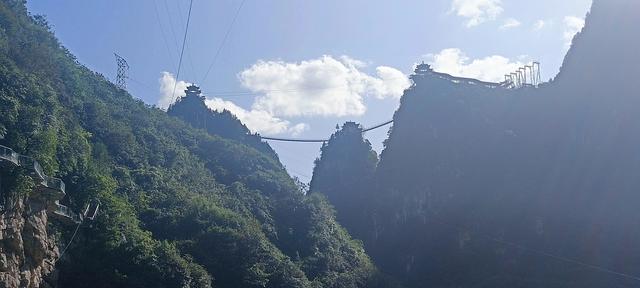 两山相对出，孤峰绕白云