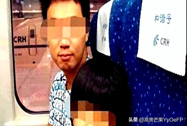火车上“爸爸”带女儿进厕所，30分钟没出来，乘务员开门后怒了