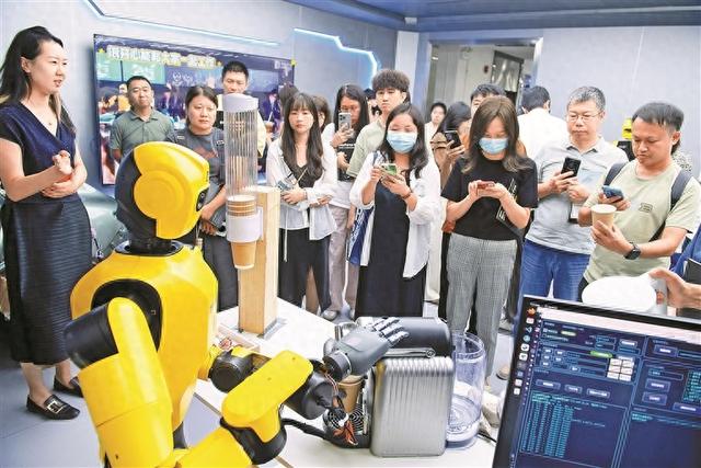 机器人能泡茶冲咖啡、甚至还能弹扬琴…… 南山要建机器人商圈
