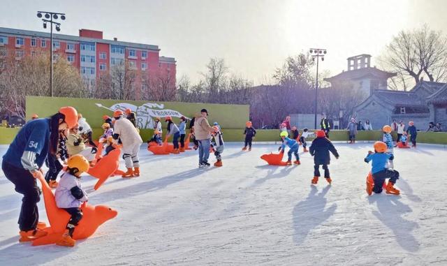 王府中环冰乐园邀您撒欢儿，700平方米冰场全龄友好