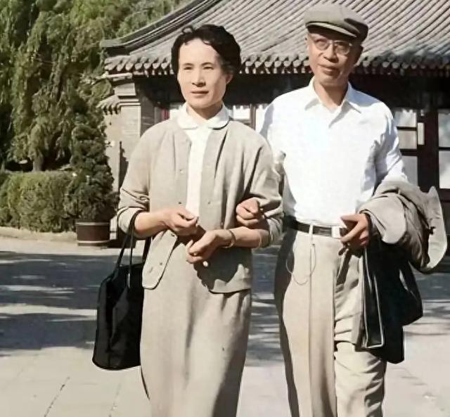 六十年代，溥仪与妻子李淑贤在北海公园散步，胳膊挽在一起留影