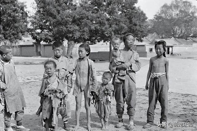 民国老照片震撼人心	，贫困母亲护娃，围观孩童如看稀奇
