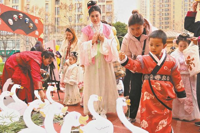 古风庙会显童趣