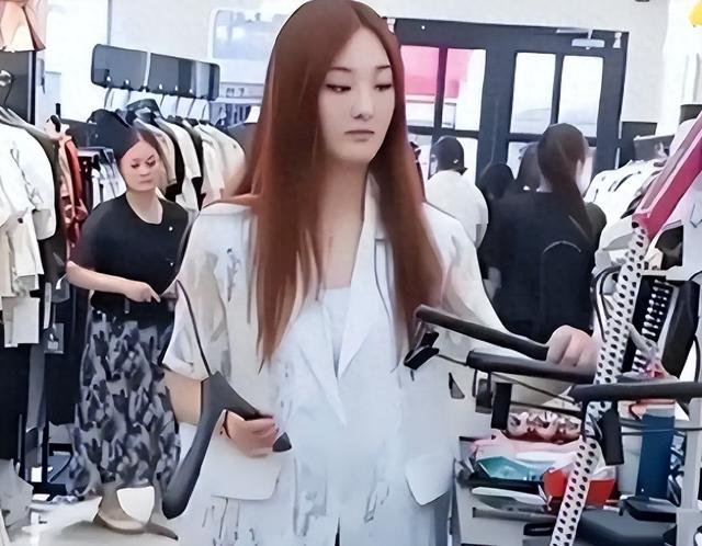 难怪陈亚男伤感，再看大衣哥现儿媳	，她跟人在处事上就差了两个字
