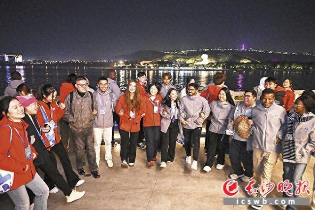 “哇”声一片中，杜甫江阁映入眼帘