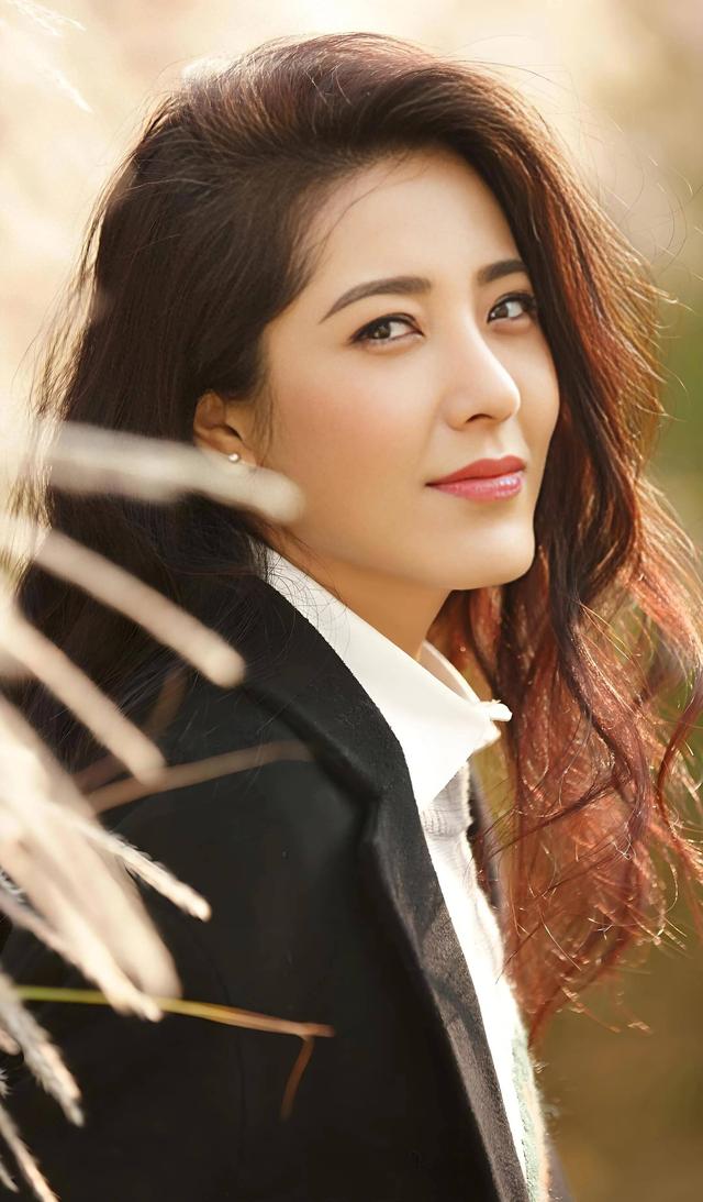 她是两百年难遇的美人，靠美貌“征服”众多男人，现今48岁仍未婚