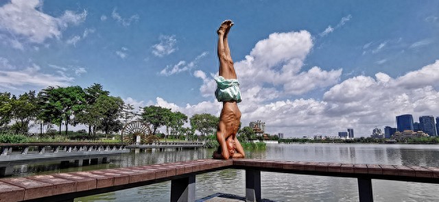 不要命了?女子景区无护栏水边倒立做瑜伽,景区回应引爆全网!