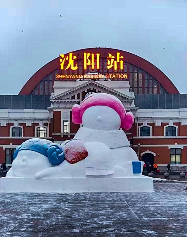 辽宁沈阳：沈阳火车站巨型雪人雪雕已成为市民与游人的热门打卡点