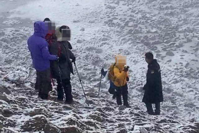 旅行社组织14人川西非法穿越，21岁领队入职次日被安排带团，本人道歉：知道封山；当地介入调查