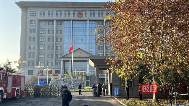 河北一家五口遇害案未当庭宣判，被害人家属身穿印有遇害者照片T恤走出法院，律师：被告认罪认罚