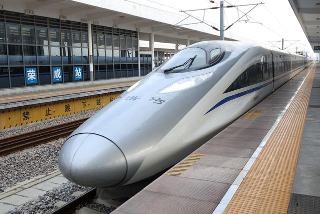 全国首条“天鹅旅游专线列车”开行，山东荣成发出冬日邀约