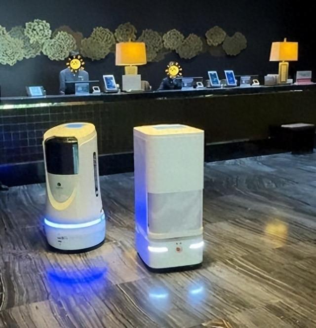 云迹科技“机器人健康行”，助力酒店高峰运营