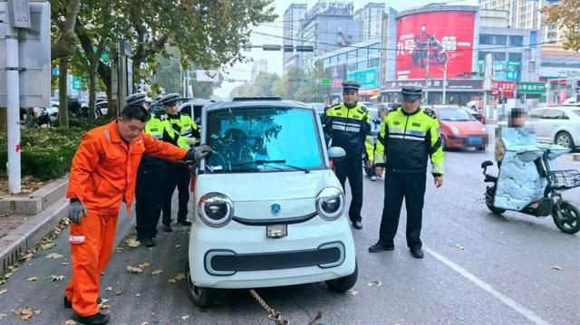低速四轮车被禁后，新型接娃方式出现！网友：这下可好，不禁不罚