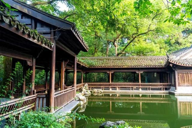 公务员辞职捡垃圾，老婆闹离婚！27年后，他让60栋古宅起死回生！