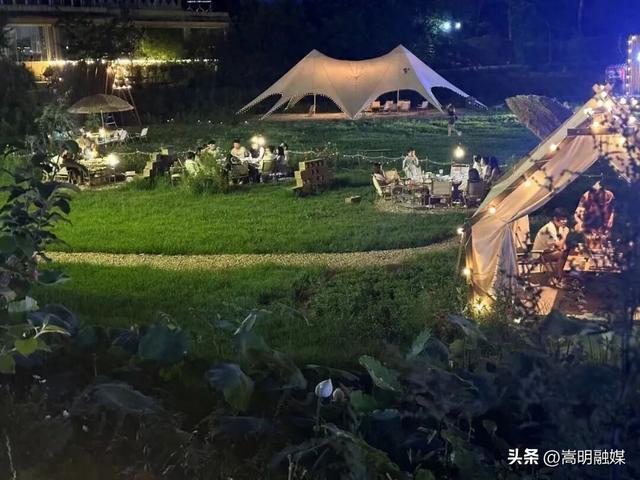 自在嵩明丨嵩阳街道天生潭渔庄：水上烧烤听风吟，两岸烟火共朝夕