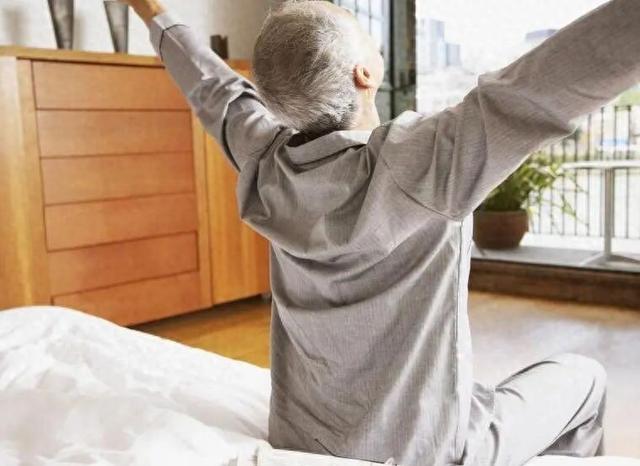 早上七点起床错了？医生建议：过了70岁，起床要尽量做到这7点