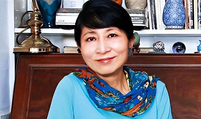 苍天饶过谁！拒唱国歌否认中国籍，俩儿子送美国的她，下场如何？