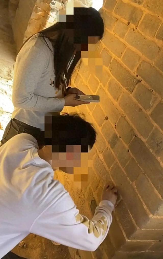 长城上的"爱情宣言"，为何如此刺眼？