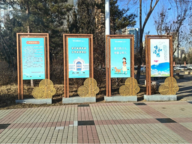 立牌提示文明 共护绿地美景