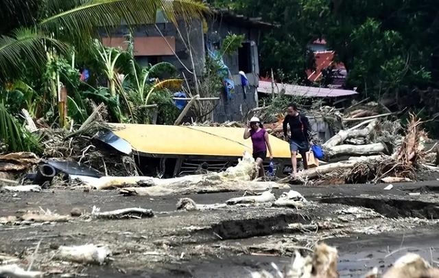 中国援助菲律宾灾民刚落地	，菲媒就 “改口”：黄岩岛属中国控制，南海风向突变？