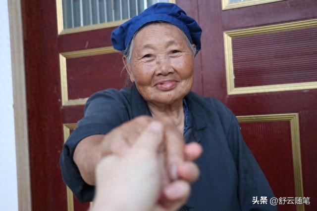 那年妈走后，表婶强行带走我，吃住她家16年，她生日我送一串钥匙