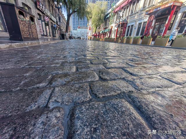 巴洛克街区的路面咋变成了冰场？