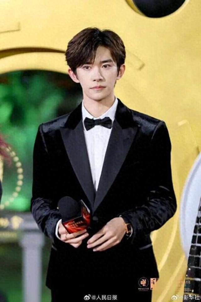 金鸡奖揭晓！易烊千玺获最佳男主角奖，宋佳获最佳女主角奖