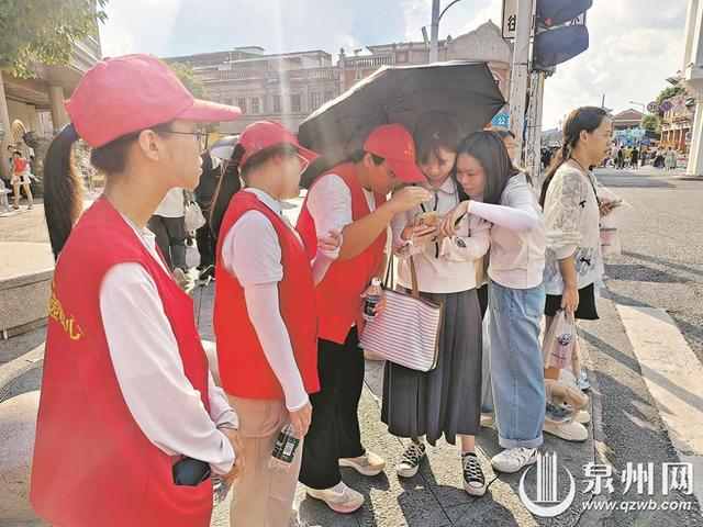 “志愿红”热忱待客 为世遗之城加分