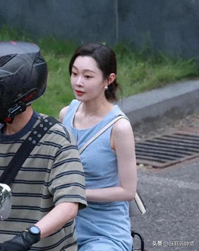 好想上去提醒宋轶，这样坐摩托车容易摔跤！
