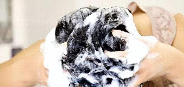 女性老得快的原因：勤洗头排第2，第1名很多姐妹都在做