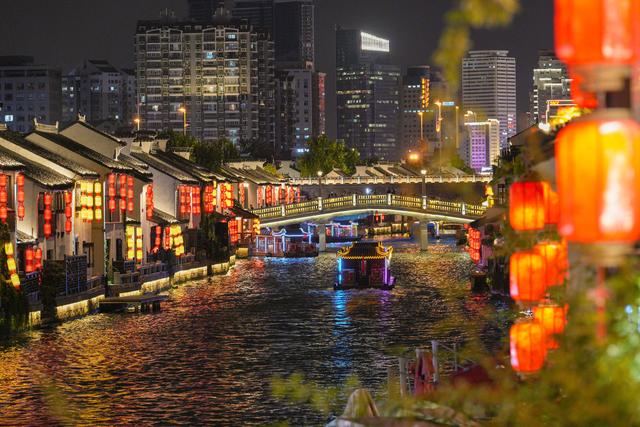 江苏无锡：京杭大运河秋日夜景美如画