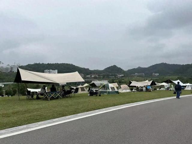 发现一个规律：月入1万以下的人拼命省钱，月入1-5万的人拼命加