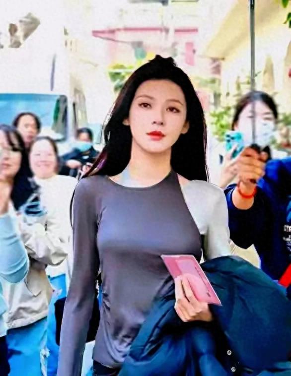 张予曦的身材太吸睛了 胸围好大 翘臀细腰 身材曲线完美流畅 太迷人了