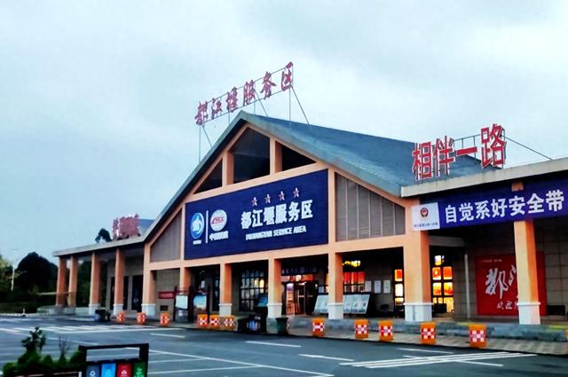霜降前处处美，打卡都江堰，体验一次雨中旅行，美不胜收！