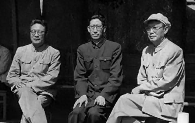 他曾担任青海省委书记，1966年被停职，1978年担任甘肃省委书记