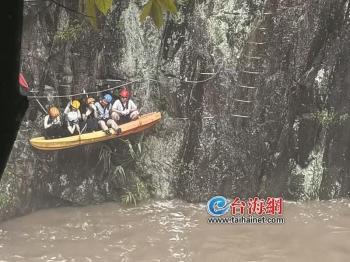 6人被困悬崖 暴雨夜“绝壁”营救