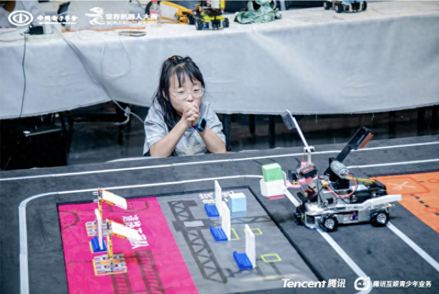 小学生比拼机器人 青少年机器人设计大赛开赛｜机器人发展看北京