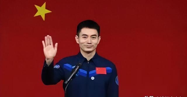 叶光富大校，妻子李璇露面，貌美如花，身份不一般